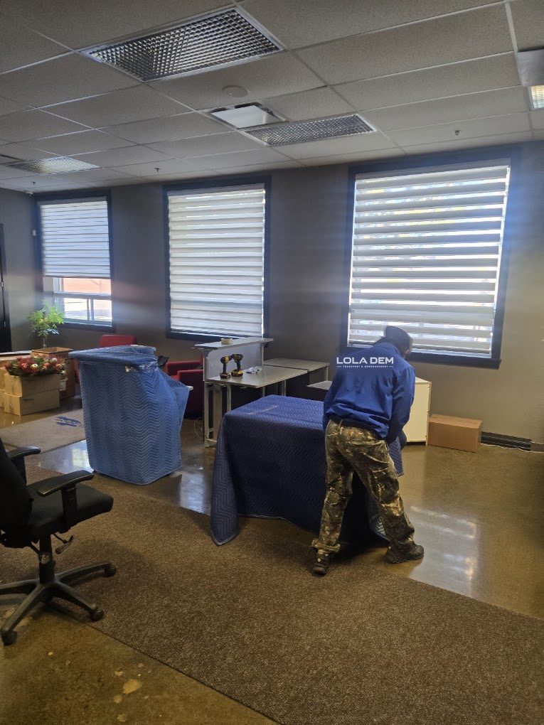 Déménageur LOLA DEM préparant le mobilier d'un bureau